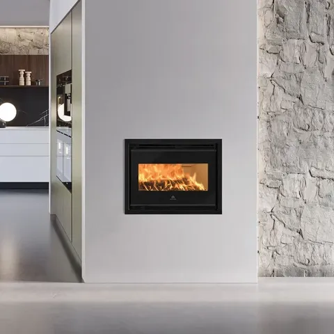 Insert à bois Edilkamin Firebox 54 Evo2, installé dans un mur