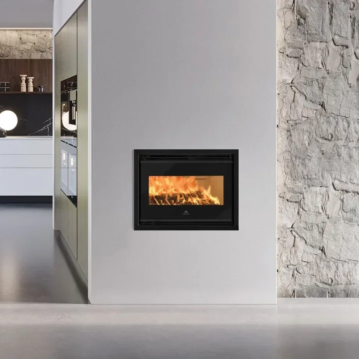 Insert à bois Edilkamin Firebox 54 Evo2, installé dans un mur